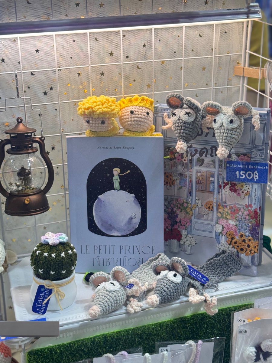 TatahHandmade's tweet photo. อะไรนะ งานหนังสือมาอยู่ในสนามกีฬาได้ยังไง? แล้วมันเกี่ยวกันยังไง มาหาคำตอบได้ที่งานนนน 

📖READ FEST 📖 
 🏃‍♂️EXERCISE IDEAS ออกกำลังกายสมอง
เทศกาลหนังสือสนุกเพื่อทุกคนในครอบครัว
📅 : 3-7 JULY 2025
⏰ :  10.00 - 20.00 น.
📍 : อาคารนิมิบุตร สนามกีฬาแห่งชาติ (BTS สนามกีฬาแห่งชาติ National Stadium W1)

💕 FREE ENTRY💕

#READFEST #READFEST2025 #Exerciseideas #ออกกำลังกายสมอง #เทศกาลหนังสือสนุกเพื่อทุกคนในครอบครัว #TKPARK
#Bookfestival #bookfair #bookmarkcrochet #crochet