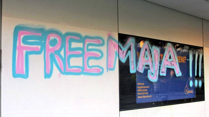 Free Maja Aktion aus Zürich:

"In Solidarität mit der Antifaschist:in Maja haben wir beim Honorarkonsul der Budesrepublik Deutschland in Zürich den Eingang eingeschlagen" &gt;&gt; Statement zu finden unter: barrikade.info/article/7054