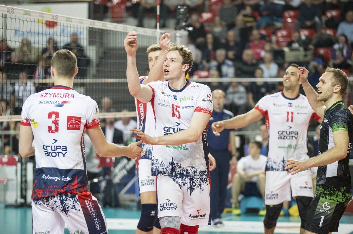 #TBT do… 😎 No właśnie – pamiętacie, który to może być rok i kto jest na zdjęciu? 🧐

No i jak myślicie – było po bloku czy nie? 🤌