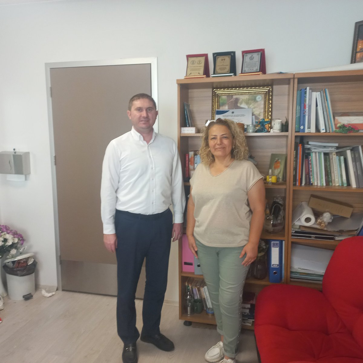 Doğanın Dili Derneği Başkanı Emine Hesna KANDİR'ı ziyaret ederek dernek faaliyetleri hakkında bilgi aldık.