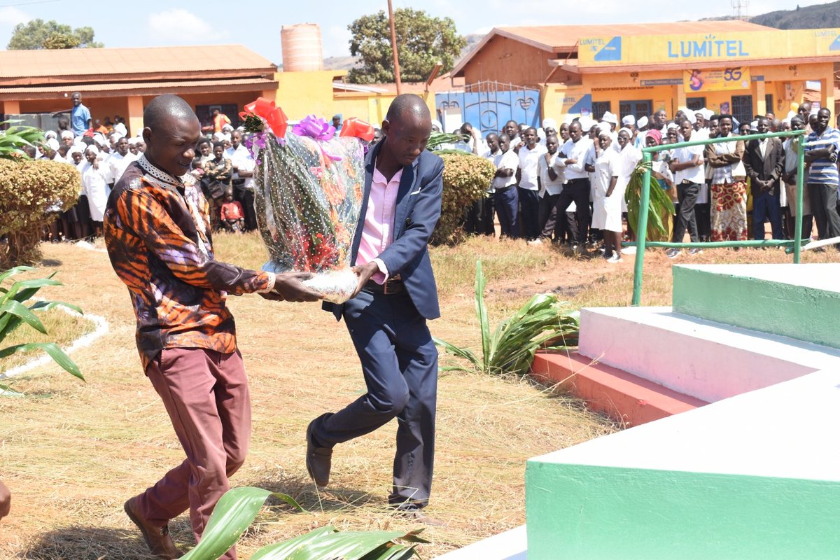 1. #Burundi: Les communes de <a href="/CankuzoProvince/">Province Cankuzo</a> se sont assciées, ce mardi, aux autres dans les cérémonies marquant 63è anniversaire de l'indépendance du pays. En commune #Cankuzo, ces cérémonies ont débuté par le dépot de gerbes de fleurs au monument de l'indépendance.