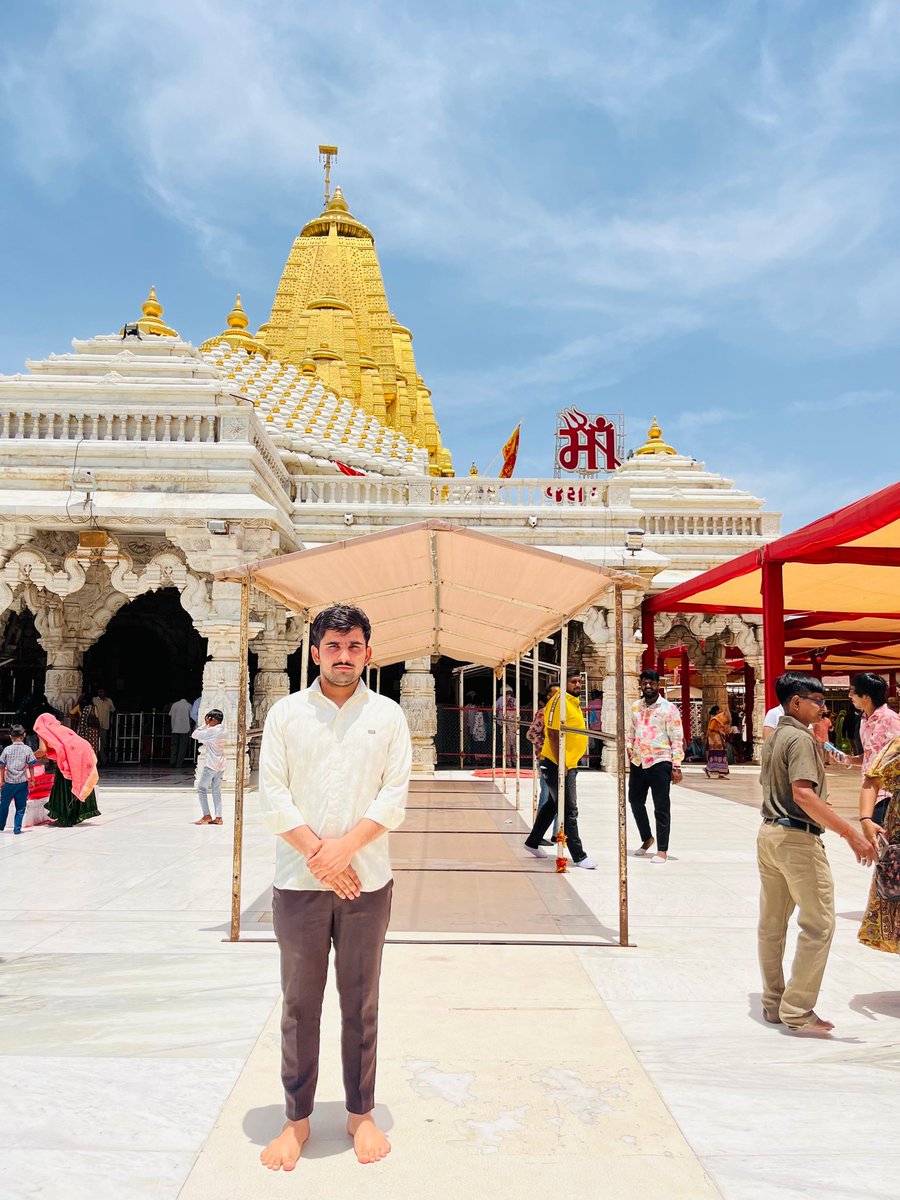 imparthik_j's tweet photo. માઁ અંબાના સાનિધ્યમાં...♥️🙌🏼🙏🏼
#parthikchaudhary https://t.co/aNyYnERQC7