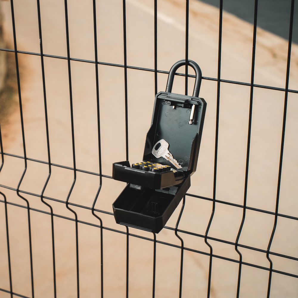 AldridgeSec's tweet image. 🔐 SQUIRE KEY KEEP 1 (4-wheel)

✔️ Portable key safe
✔️ Shackle-mounted – no fixing needed
✔️ Resettable 4-digit combo
✔️ Weather-resistant

Ideal for trades, landlords &amp;amp; care access

👉 aldridgesecurity.co.uk/squir-0224-squ…

#KeySafe #SquireSecurity #LocksmithTools