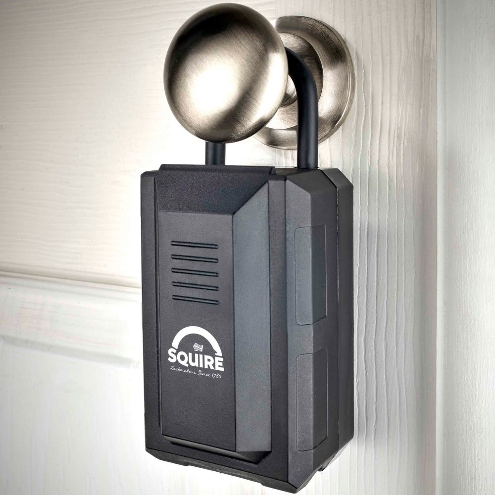 AldridgeSec's tweet image. 🔐 SQUIRE KEY KEEP 1 (4-wheel)

✔️ Portable key safe
✔️ Shackle-mounted – no fixing needed
✔️ Resettable 4-digit combo
✔️ Weather-resistant

Ideal for trades, landlords &amp;amp; care access

👉 aldridgesecurity.co.uk/squir-0224-squ…

#KeySafe #SquireSecurity #LocksmithTools