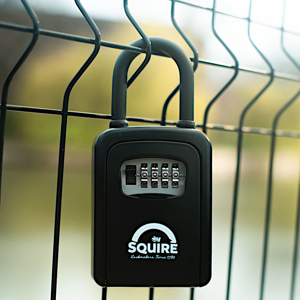 AldridgeSec's tweet image. 🔐 SQUIRE KEY KEEP 1 (4-wheel)

✔️ Portable key safe
✔️ Shackle-mounted – no fixing needed
✔️ Resettable 4-digit combo
✔️ Weather-resistant

Ideal for trades, landlords &amp;amp; care access

👉 aldridgesecurity.co.uk/squir-0224-squ…

#KeySafe #SquireSecurity #LocksmithTools