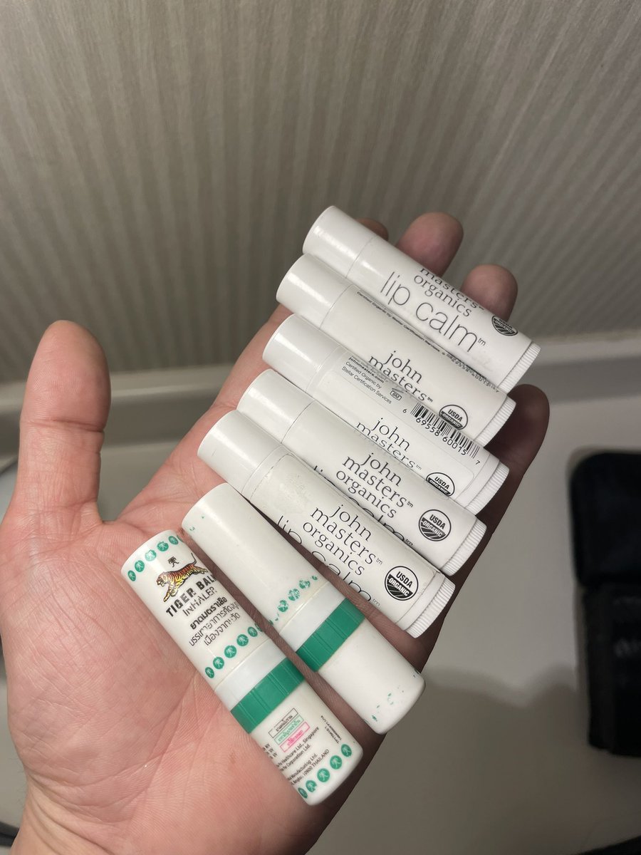 ShinyaNIRO's tweet image. う～ん。。

カバンの中にリップ5本、鼻スースー2本。。。
