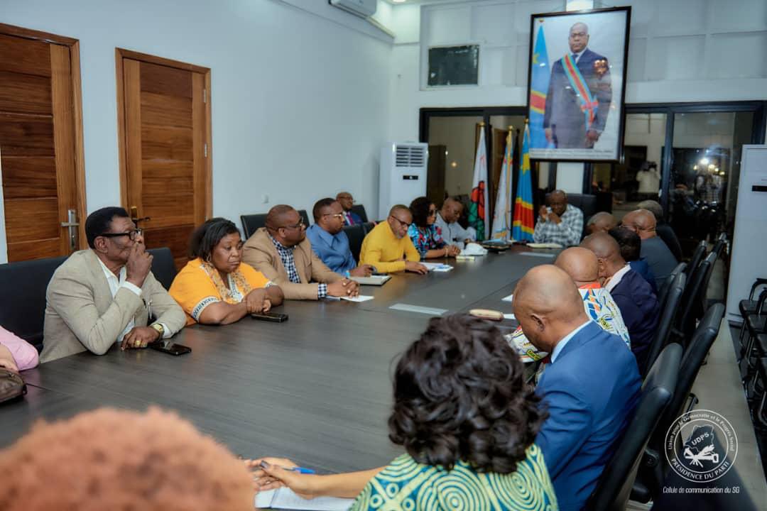 herve_ntini's tweet photo. Nous vous invitons à suivre en images la réunion de l'exécutif national de l'UDPS/TSHISEKEDI, qui s’est tenue le mercredi 2 juillet 2025, sous la direction de l’honorable Secrétaire Général et Président par intérim du Parti Présidentiel, Monsieur Augustin KABUYA TSHILUMBA, au siège national situé à Limete, 11ème Rue Résidentielle. Plusieurs points figuraient à l’ordre du jour. La séance a débuté à 15 heures pour se clôturer à 19 heures 30.
@AugustinKabuyaT @fatshi13 @BunkuluYves