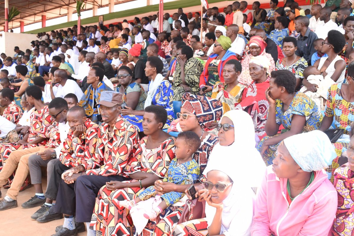 2.Le gouverneur de cette province <a href="/BanyiyezakoB/">Banyiyezako Boniface</a> a interpellé la population au respect des conseils donnés par les leaders et s'atteler à la promotion du tourisme et autres activités de développement pour la construction de #Buhumuza propre et prospère.