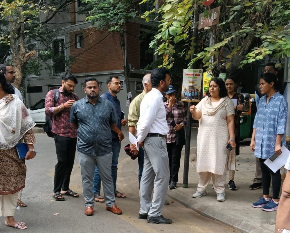 BCCCofficial's tweet image. This morning, #East Zonal Commissioner Snehal conducted a walk-through inspection from Pulikeshinagar Police Station to Hennur Main Road via Davis Road and Wheeler Road in the Cooke Town area, assessing the condition of footpaths along the route.

She instructed officials to…