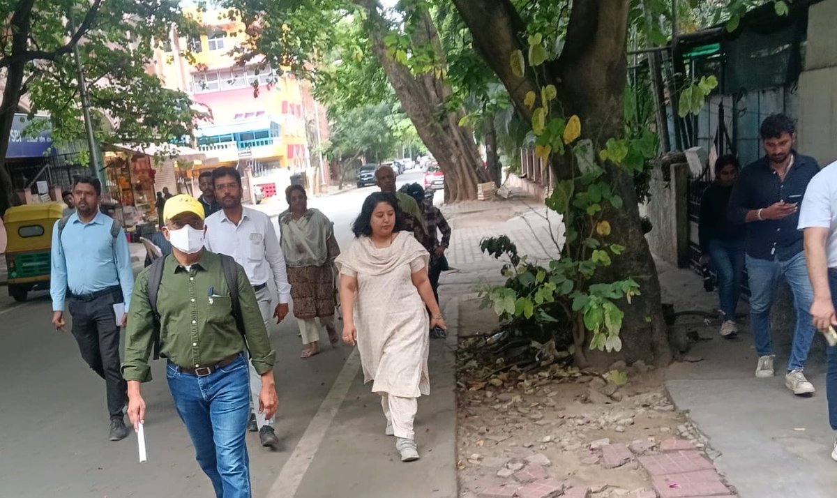 BCCCofficial's tweet image. This morning, #East Zonal Commissioner Snehal conducted a walk-through inspection from Pulikeshinagar Police Station to Hennur Main Road via Davis Road and Wheeler Road in the Cooke Town area, assessing the condition of footpaths along the route.

She instructed officials to…
