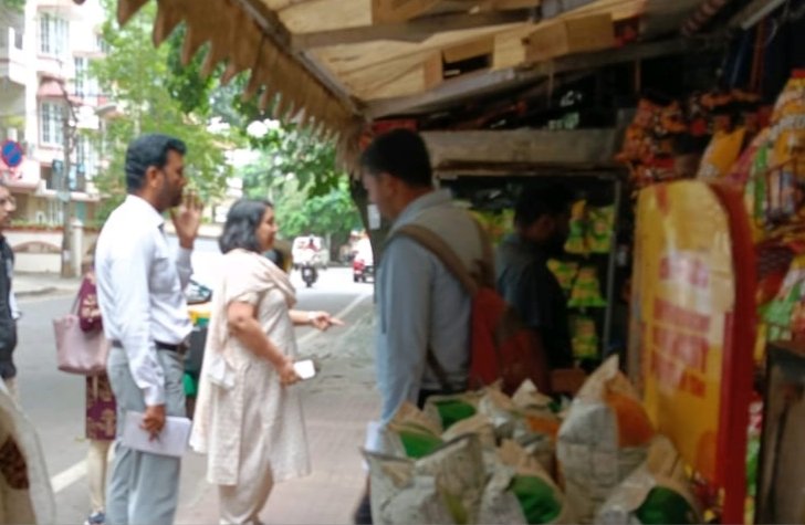 BCCCofficial's tweet image. This morning, #East Zonal Commissioner Snehal conducted a walk-through inspection from Pulikeshinagar Police Station to Hennur Main Road via Davis Road and Wheeler Road in the Cooke Town area, assessing the condition of footpaths along the route.

She instructed officials to…