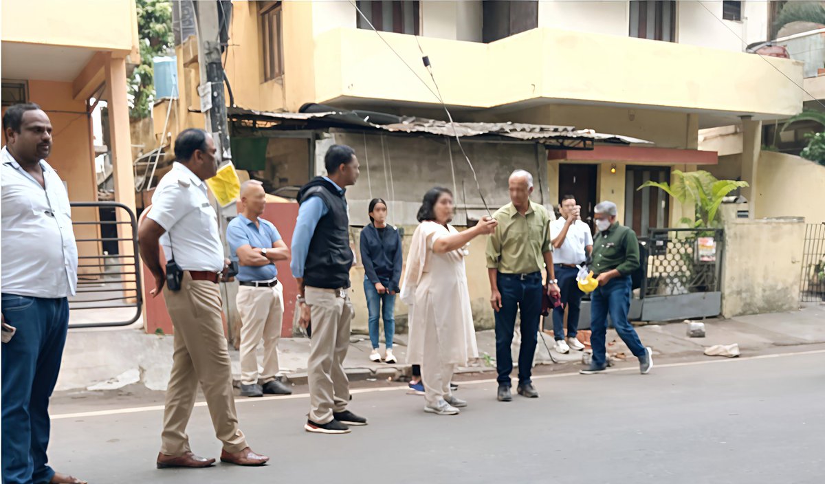 BCCCofficial's tweet image. This morning, #East Zonal Commissioner Snehal conducted a walk-through inspection from Pulikeshinagar Police Station to Hennur Main Road via Davis Road and Wheeler Road in the Cooke Town area, assessing the condition of footpaths along the route.

She instructed officials to…