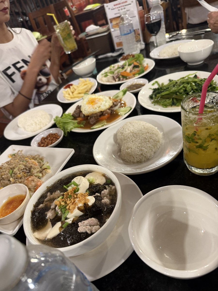 BizConnectorjp's tweet photo. 昨夜はクメール料理でしっかり満腹🇰🇭🍚
食後はお決まりのPub Streetで人間観察🍹
なんだかんだシェムリアップの夜、クセになる。
ニートの財布に優しい夜でした

#クメール料理 #シェムリアップ飯 #東南アジア生活 #PubStreet #旅するニート #腹パン #南国グルメ https://t.co/y16lkQEzZW