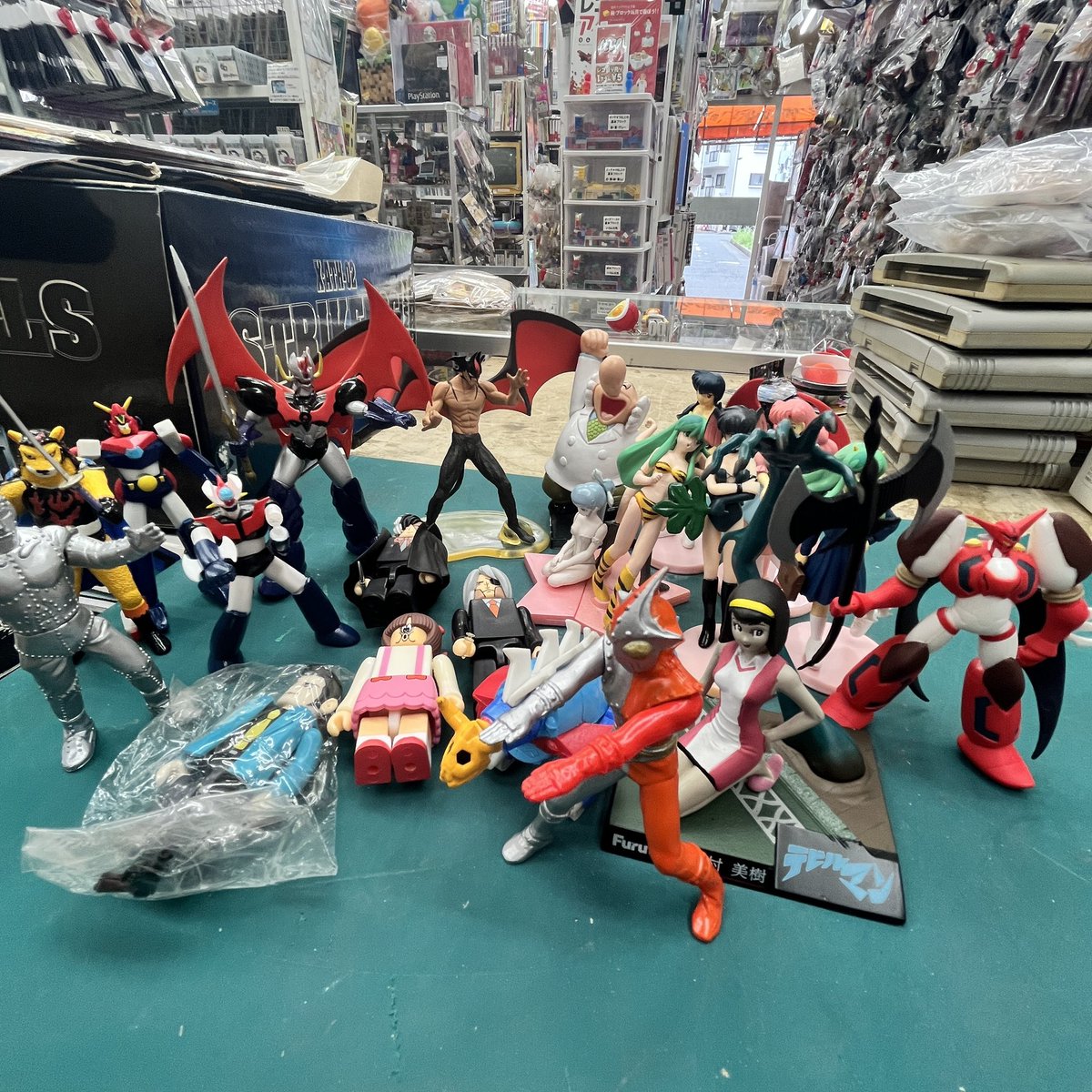 chigasakiUbooks's tweet image. 入荷品です。
昭和のヒーロー、ヒロイン色々です。
今でも人気があるキャラが多いので先生方や制作スタッフは偉大です。
そのお陰で当店も成り立っています。
#昭和レトロ
#昭和ヒーロー
#昭和アニメ
#スーパーロボット
#マジンガーZ
#デビルマン
#うる星やつら