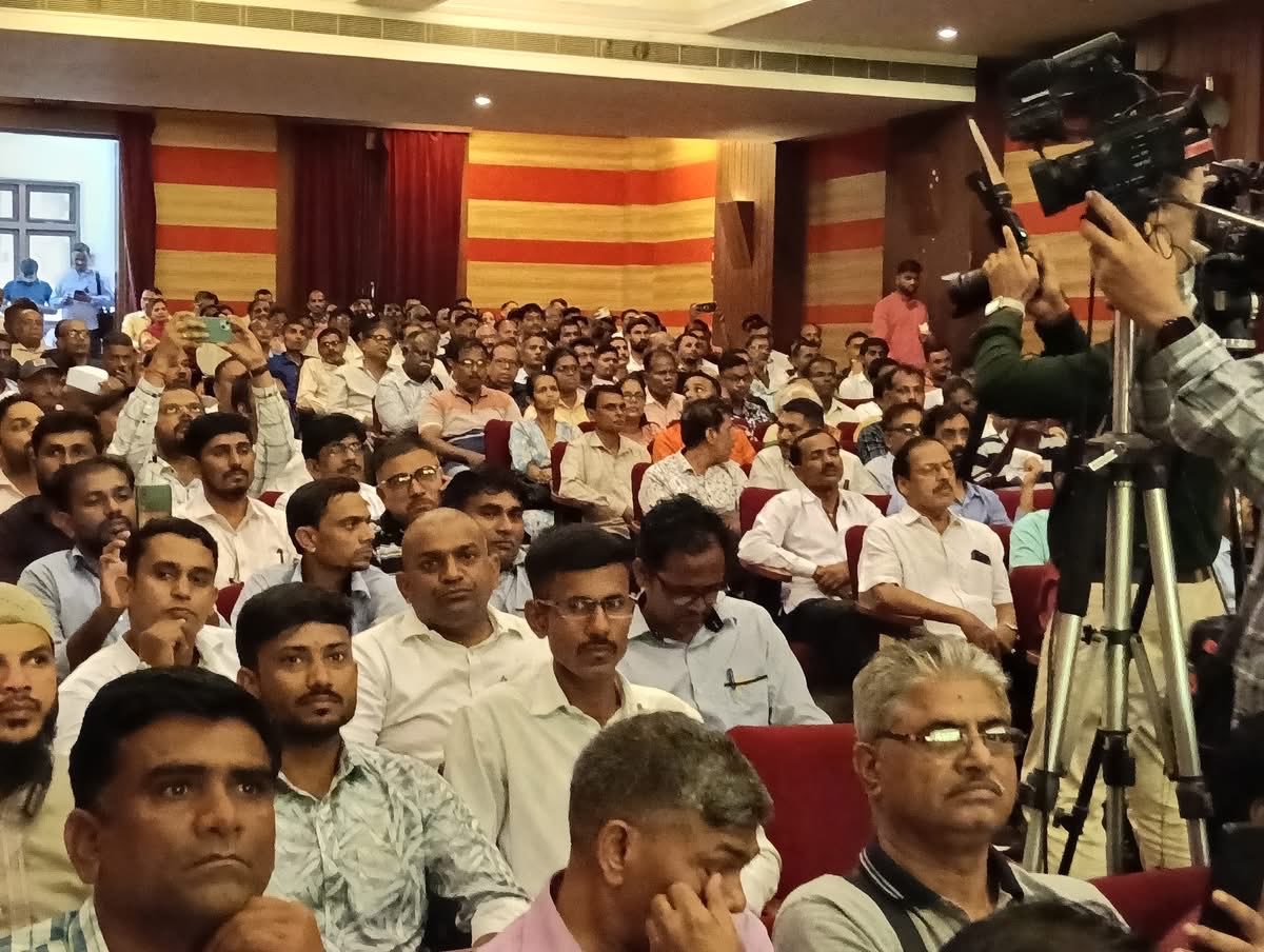 kranti7's tweet photo. पिछले दिनों मुंबई लेबर यूनियन के द्वारा आयोजित आपातकाल ५० वी वर्षगांठ के अवसर पर के सी कॉलेज मुंबई में कार्य कर्म किया गया जिसमे हजारों की संख्या में लोग उपस्थित थे https://t.co/g8MB8cEZ87