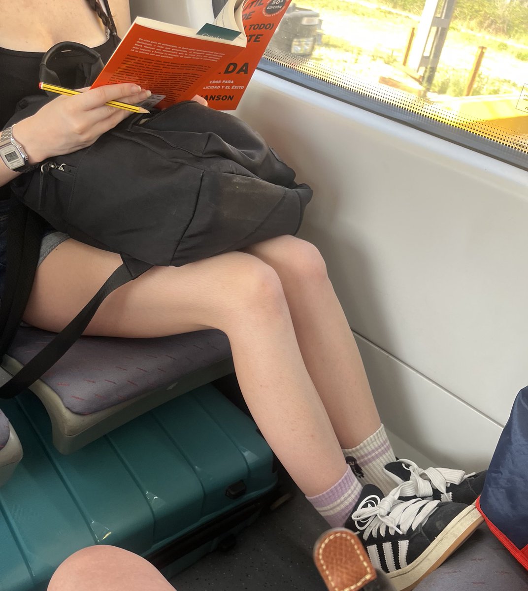 iicha_cg's tweet photo. Es una vergüenza como se comportan hoy en día los adolescentes. No tienen ningún tipo de educación, por que en casa no la reciben. @Renfe @c_valenciana 
@CercaniasVLC A ver si podéis poner las vigilancia en los vagones https://t.co/ib9rTTHccC