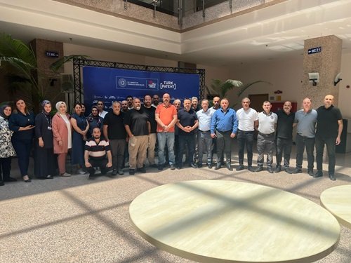 TPE ZİYARETİ

Ankara 2 nolu Şube Başkanımız Soner Berk, Türk Patent Enstitüsü çalışan işçi emekçi arkadaşlarımızı ziyaret ederek KÇP ve Eylem kararlarıyla ilgili bilgilendirme yaptı.