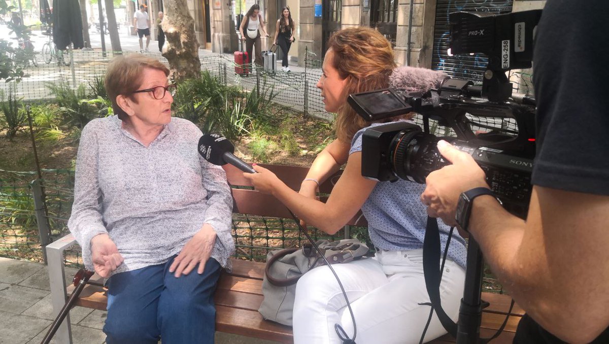 La Pepi torna al barri 🎉 gracies a la solidaritat d'una veïna 💜 que li ha llogat el seu pis, sense pujar-se al carro especulatiu. 

L'adminitració, en casi 2 anys i mitg NO van aconsseguir donar-li un pis🤬