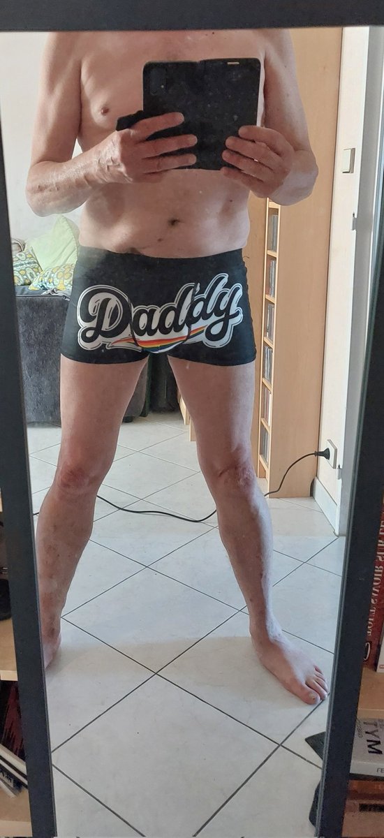 Bonjour et bon jeudi à tous ! Le temps s'est rafraîchi et c'est tant mieux. Quant à moi, je reste Daddy For Ever ! 😈😈
Hello and happy Thursday to all ! The weather has cooled down and that’s good. As for me, I remain Daddy For Ever ! 😈😈