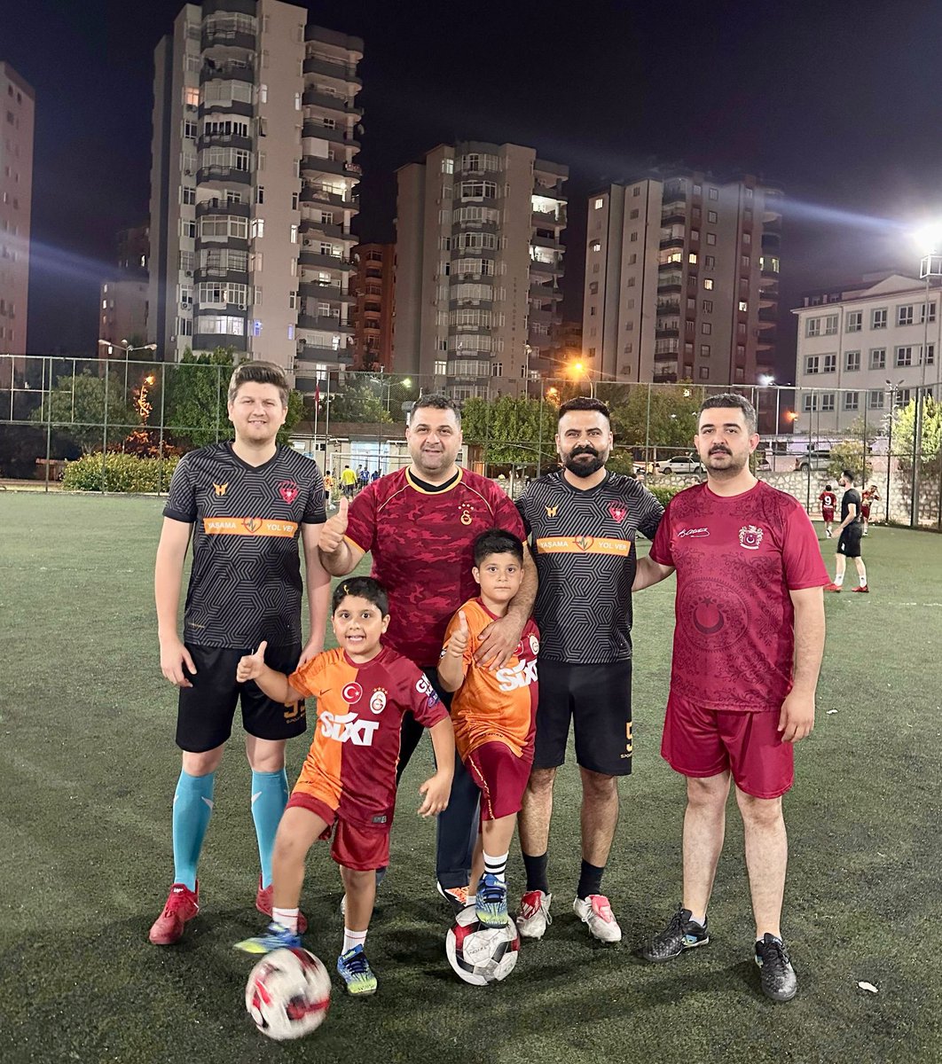 Biraz ter, bol kahkaha, tam dostluk!

Yaser, Ertan, Ufuk ekibine karşı- Muhammet, Mustafa ve ben…
Keyif aldık, eğlendik güzel bir akşam oldu.
Kazanan: dostluk ve sağlık! ⚽✨
<a href="/yasertopaloglu/">Yaser TOPALOĞLU 🇹🇷</a> 
@ErtanÖzfidan
@UfukSağman
#AkşamAktivitesi #Adana