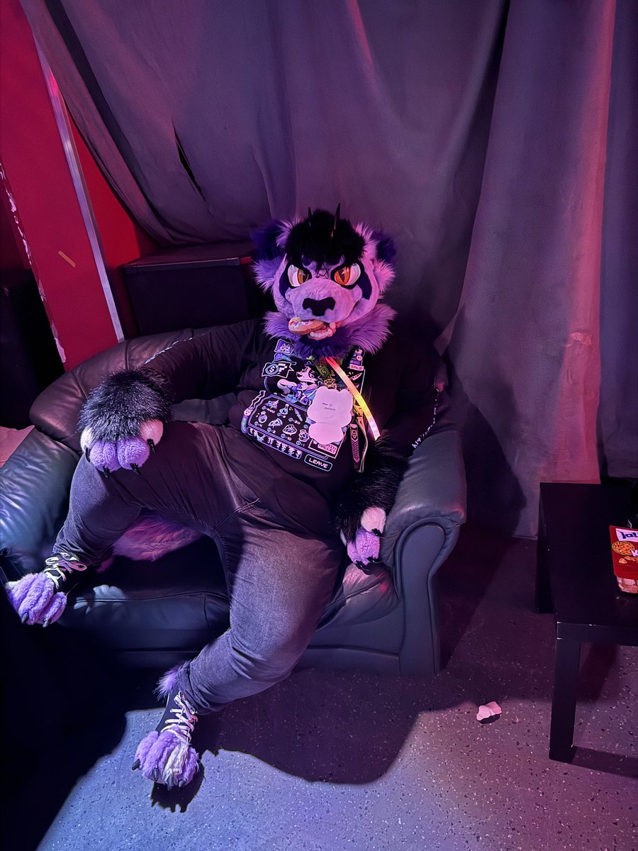 Just taking a seat

#furry #fursuit #fursuiter #furryfandom #demonwolf #wolffurry #demonfurry