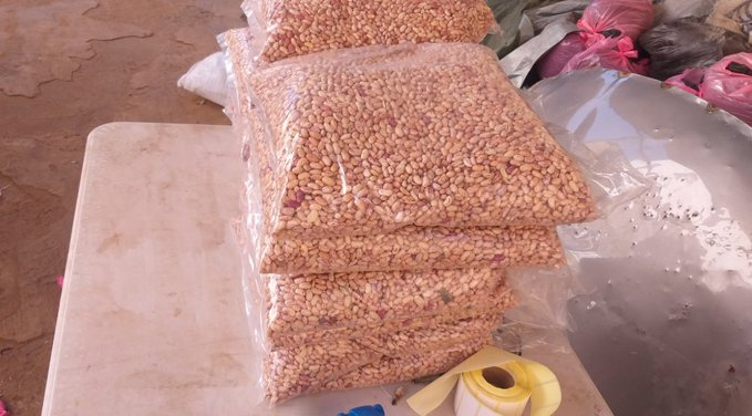 KasiEconomy's tweet photo. O.F Distribution is a sugar beans supplier offering competitive bulk pricing.

R1,400 for a 50kg bag

R26 per kilogram for bulk purchases

Agents are welcome

They operate in the Free State and Gauteng provinces.

For inquiries, customers can call or WhatsApp: 078 878 8758. https://t.co/wFkFoDNCKw