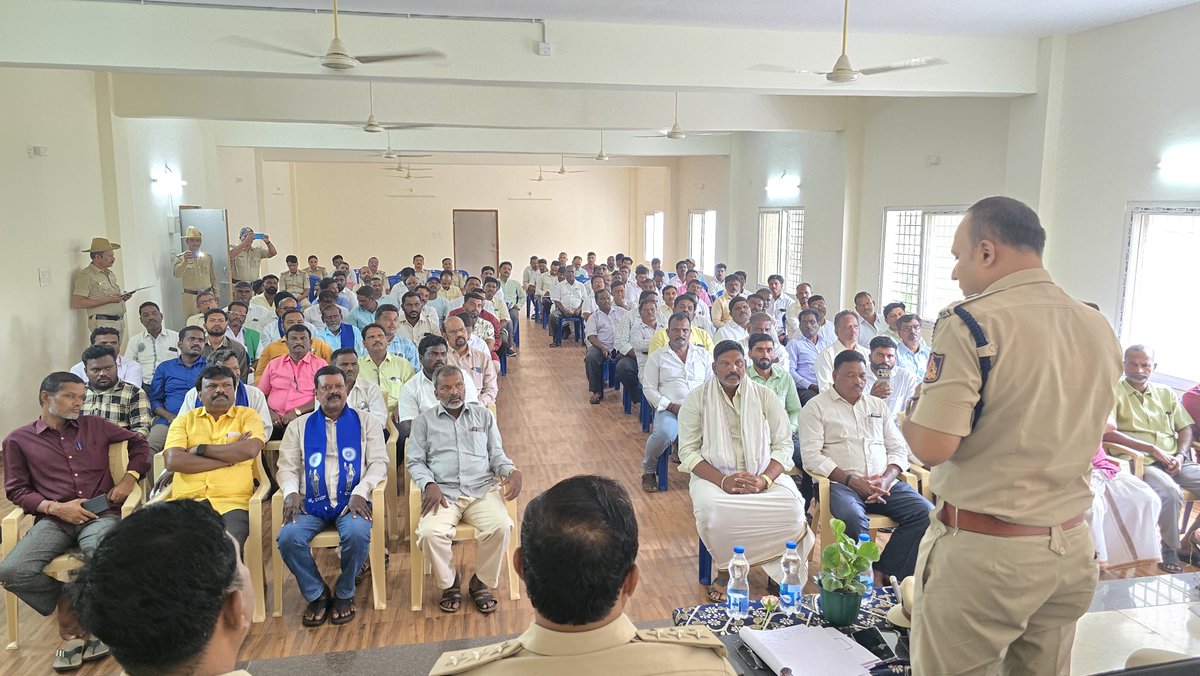SP Vijayanagara (@vjnpolice) on Twitter photo ಇಂದು ವಿಜಯನಗರ ಜಿಲ್ಲಾ ಪೊಲೀಸ್ ಕಾಯರ್ಾಲಯದ ಸಭಾಂಗಣದಲ್ಲಿ ಜಿಲ್ಲಾ ಮಟ್ಟದ ಪರಿಶಿಷ್ಟ ಜಾತಿ-ಪರಿಶಿಷ್ಟ ಪಂಗಡಗಳ ಕುಂದು ಕೊರತೆ ಸಭೆ ಆಯೋಜಿಸಿ, ಜಾತಿ-ಪರಿಶಿಷ್ಟ ಪಂಗಡಗಳ ಸಮಸ್ಯೆಗಳನ್ನು ಆಲಿಸಿ ಸೂಕ್ತ ಪರಿಹಾರ ಮತ್ತು ಸೂಚನೆಗಳನ್ನು ನೀಡಲಾಯಿತು.
<a href="/112Vijayanagara/">112 vijayanagara</a> <a href="/DgpKarnataka/">DGP KARNATAKA</a> ಇಂದು ವಿಜಯನಗರ ಜಿಲ್ಲಾ ಪೊಲೀಸ್ ಕಾಯರ್ಾಲಯದ ಸಭಾಂಗಣದಲ್ಲಿ ಜಿಲ್ಲಾ ಮಟ್ಟದ ಪರಿಶಿಷ್ಟ ಜಾತಿ-ಪರಿಶಿಷ್ಟ ಪಂಗಡಗಳ ಕುಂದು ಕೊರತೆ ಸಭೆ ಆಯೋಜಿಸಿ, ಜಾತಿ-ಪರಿಶಿಷ್ಟ ಪಂಗಡಗಳ ಸಮಸ್ಯೆಗಳನ್ನು ಆಲಿಸಿ ಸೂಕ್ತ ಪರಿಹಾರ ಮತ್ತು ಸೂಚನೆಗಳನ್ನು ನೀಡಲಾಯಿತು.
<a href="/112Vijayanagara/">112 vijayanagara</a> <a href="/DgpKarnataka/">DGP KARNATAKA</a>