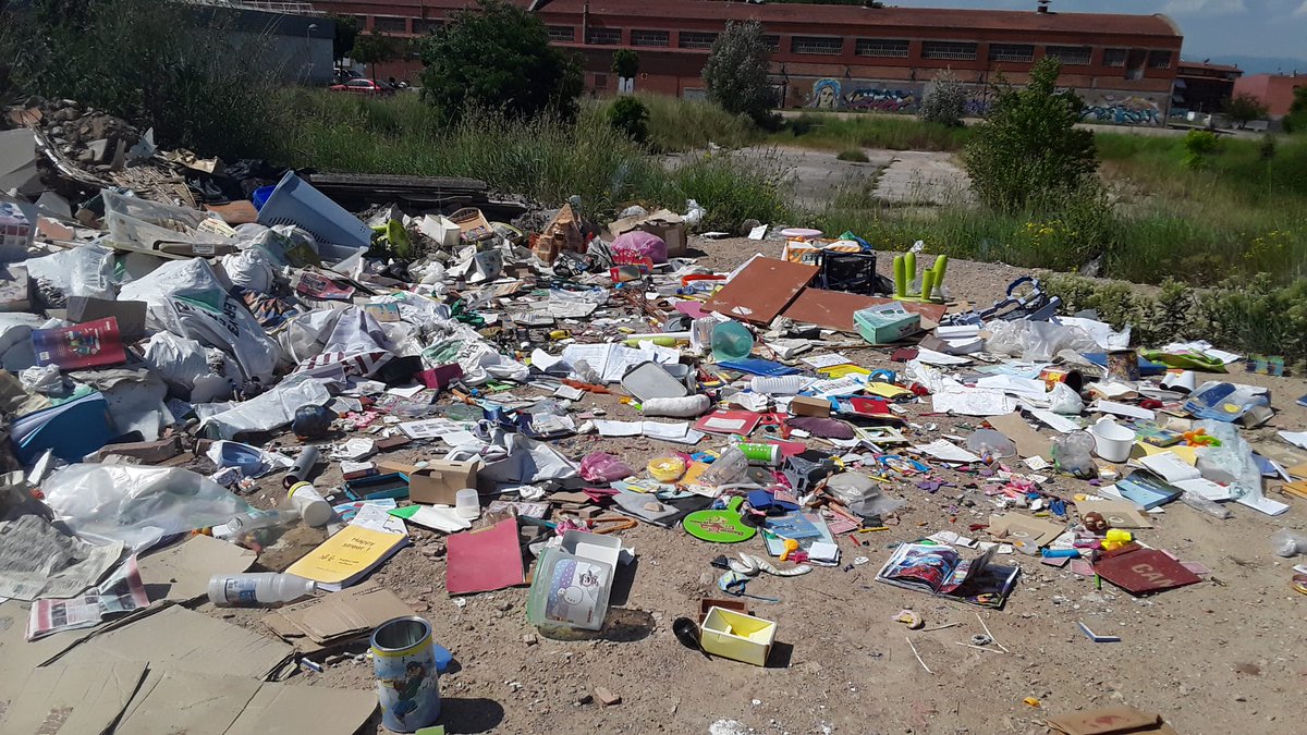 vic_mediambient's tweet photo. Aquest 2025, hem imposat més de 50 #multes per #incivisme de #residus: bosses en papereres, abandonaments a la via pública, usuaris d'altres municipis, residus fora dels contenidors, etc. que s'han multat amb multes de fins a 3.000 euros 💶! L'incivisme ens afecta a totes i tots! https://t.co/BRM15XSH92