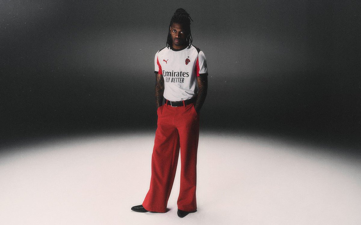 📸 | Milan officially unveil the 2025/26 away shirt 

<a href="/RafaeLeao7/">Rafael Leão</a> 🫡🏄🏿‍♂️