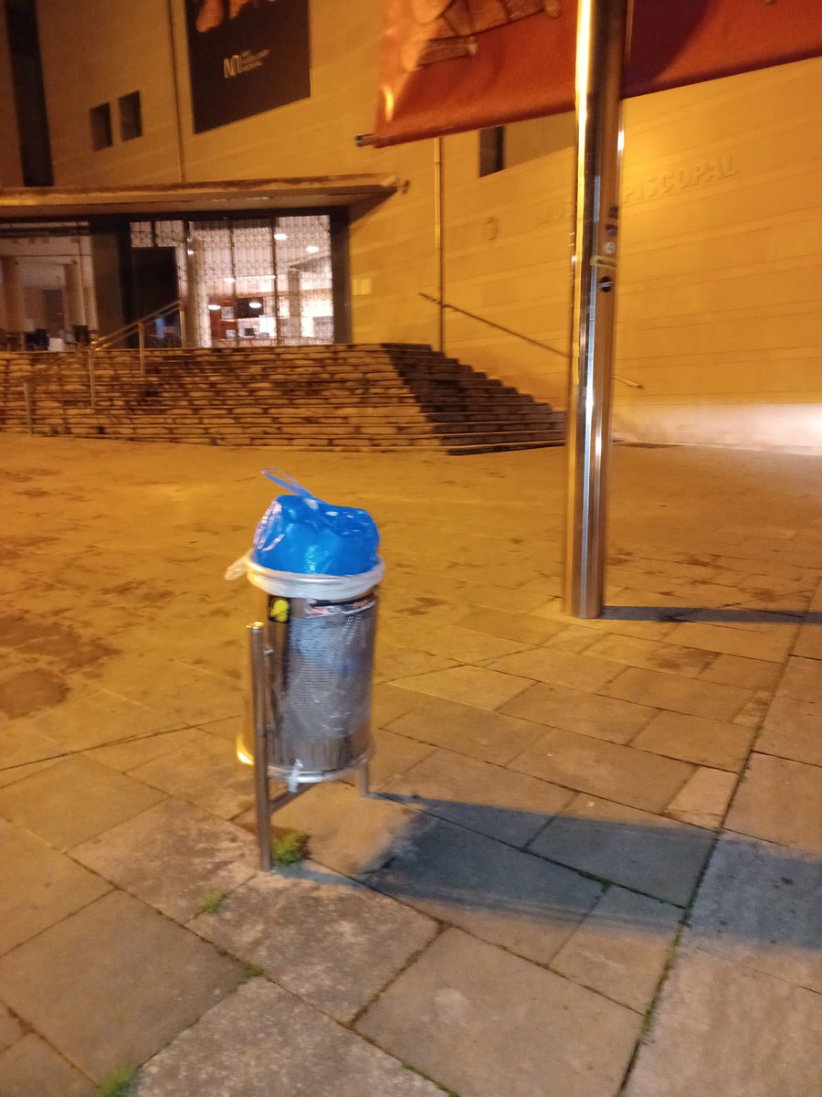vic_mediambient's tweet photo. Aquest 2025, hem imposat més de 50 #multes per #incivisme de #residus: bosses en papereres, abandonaments a la via pública, usuaris d'altres municipis, residus fora dels contenidors, etc. que s'han multat amb multes de fins a 3.000 euros 💶! L'incivisme ens afecta a totes i tots! https://t.co/BRM15XSH92