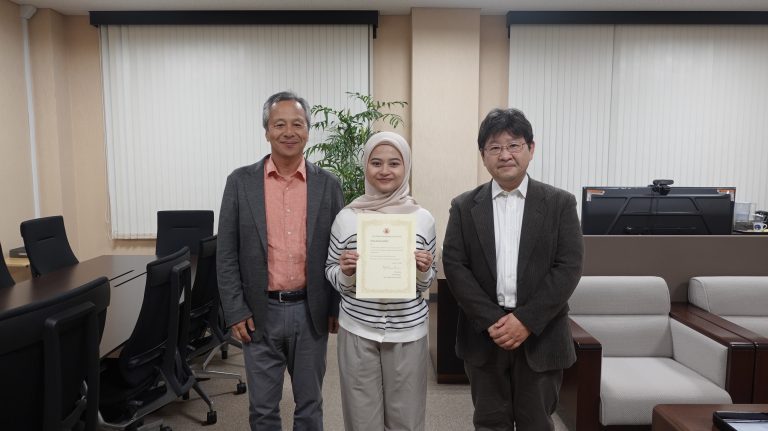 [Award]
Intan Hawina Anjari, 2nd-year PhD student (Chemistry), received the Student Award for Outstanding Presentation at the Annual Meeting of the Chemical Society of Japan. Congratulations!
sci.osaka-u.ac.jp/ja/info/15404/