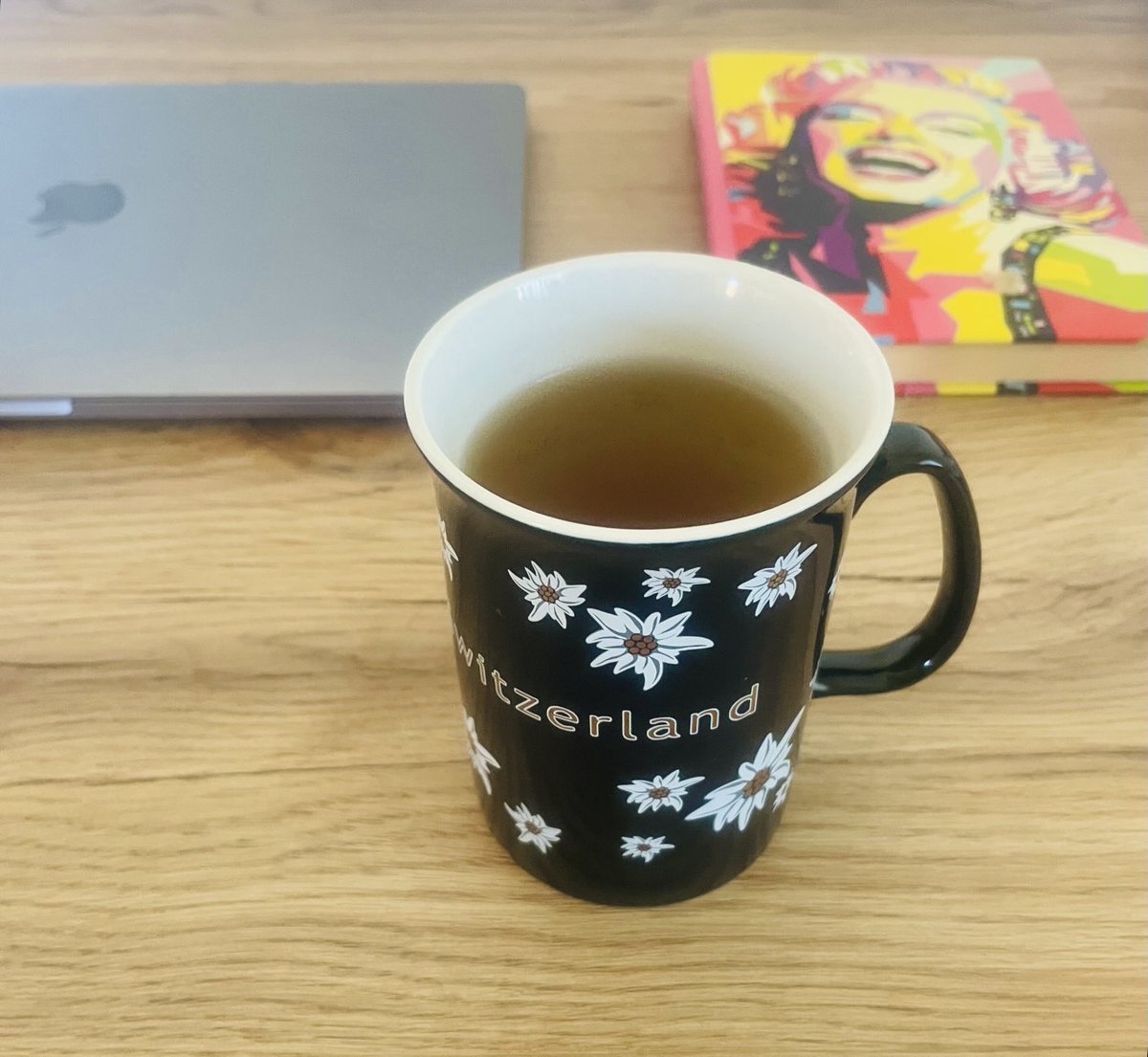 OneDaySOL's tweet photo. 𝒲𝒽𝑒𝓃 𝐼 𝓌𝑜𝓇𝓀, 𝐼 𝓅𝓇𝑒𝒻𝑒𝓇 𝒸𝒽𝒶𝓂𝑜𝓂𝒾𝓁𝑒 𝓉𝑒𝒶 💛 

𝐼𝓉 𝓈𝑜𝑜𝓉𝒽𝑒𝓈 𝓂𝓎 𝓂𝒾𝓃𝒹, 𝓂𝓎 𝒽𝑒𝒶𝓇𝓉, 𝒶𝓃𝒹 𝓂𝓎 𝓌𝑜𝓇𝒹𝓈. 🌼🫖✨

#SoftMornings #ChamomileCalm #GirlAtWork https://t.co/h4Av8wfgrX