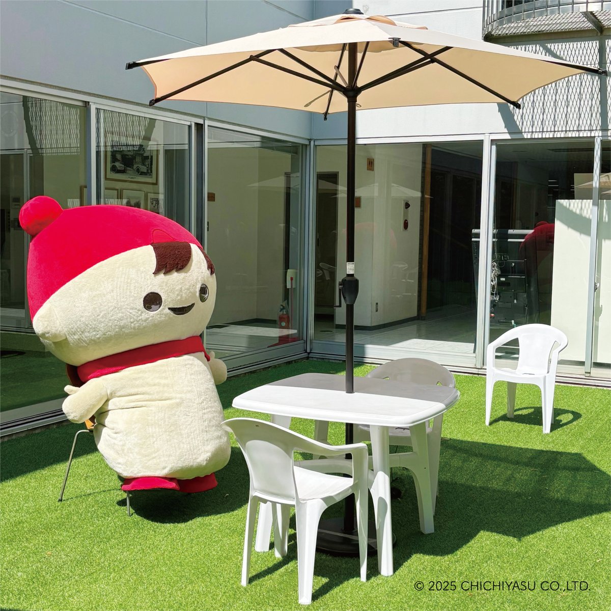chibochichiyasu's tweet image. ／
お外でぽかぽか🌞
＼
梅雨があけて、まいにちお天気がいいから、
カイシャのお庭でひなたぼっこしたよ～🌞
でも、こんなに暑いと熱中症がしんぱい…💦
みんなこまめに「水分ほきゅう」 しようね！
涼しいばしょで休んだり、おへやでエアコンやせんぷうきをじょうずに使ってね！🍉