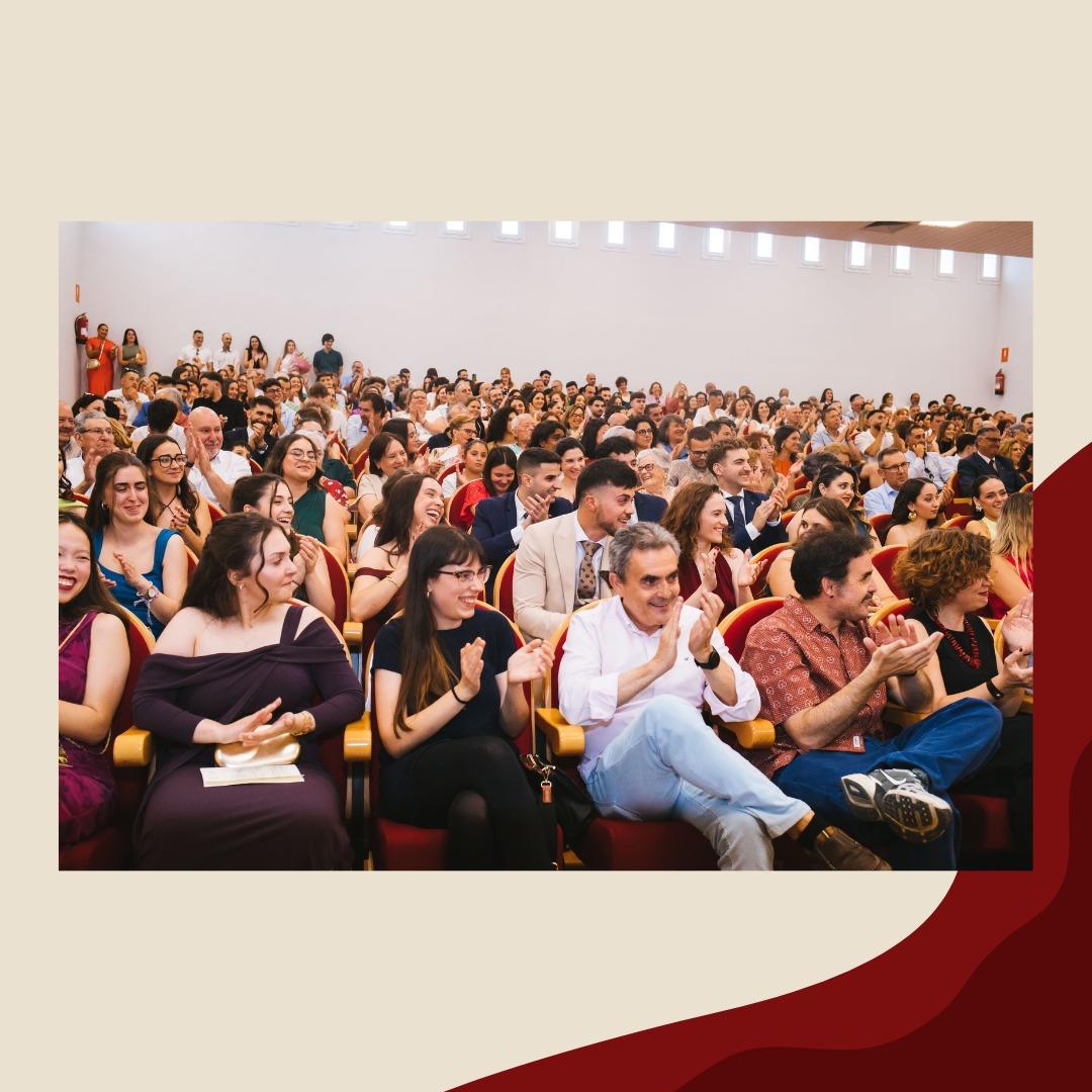 Consejo de Estudiantes Derecho (@cederecho_uex) on Twitter photo 🎓El pasado mes de junio se celebró la graduación de la promoción del grado en criminología-derecho.
A esta ceremonia asistió también el profesor <a href="/EnriqueHernd10/">Enrique Hernández Diez</a>, quien fue elegido como padrino de la promoción.
Os dejamos por aquí las fotos del evento
¡Enhorabuena! 👏🏻 🎓El pasado mes de junio se celebró la graduación de la promoción del grado en criminología-derecho.
A esta ceremonia asistió también el profesor <a href="/EnriqueHernd10/">Enrique Hernández Diez</a>, quien fue elegido como padrino de la promoción.
Os dejamos por aquí las fotos del evento
¡Enhorabuena! 👏🏻