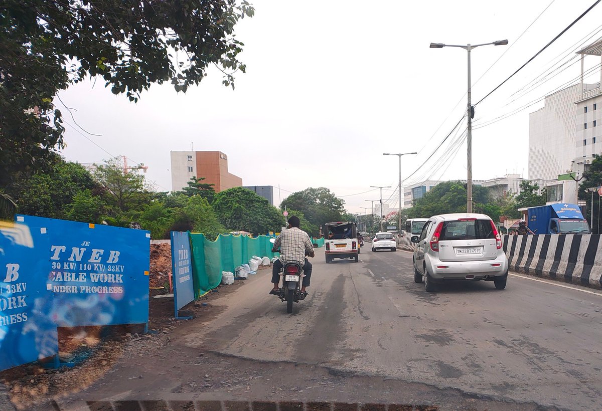Shivashanky86's tweet image. Why is @TANGEDCO_Offcl #tneb always digging up proper roads for work and then not covering or re-laying them properly? Shouldn't they work with @chennaicorp or @ChennaiTraffic or Highways Department to relay them after work is completed? #Improperwork #Dangerousroad #Heretoserve