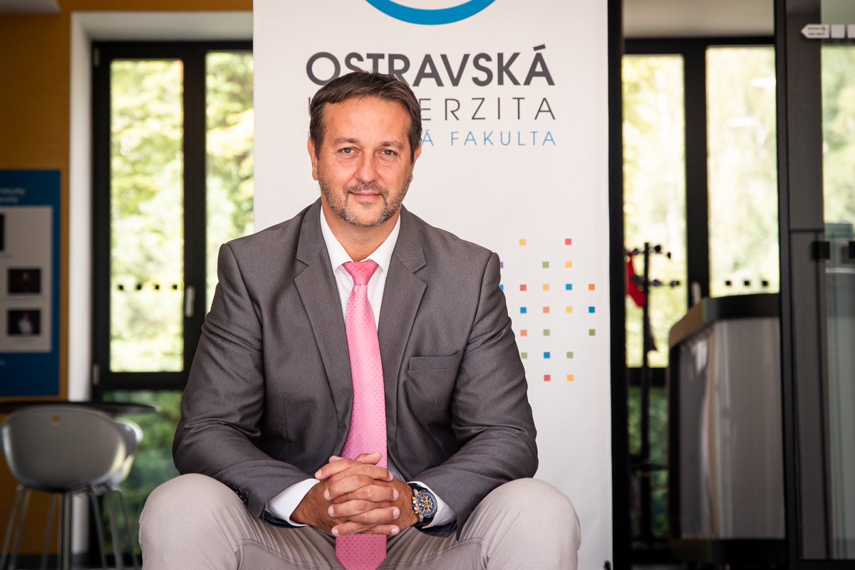 FN_Ostrava's tweet image. 👉Děkan @LekarskaO Rastislav Maďar navštívil Univerzitu třetího věku v Třinci. Při této příležitosti poskytl rozhovor internetovému portálu Trinecko.cz. V jeho rámci mluvil třeba o důležitosti budoucích absolventů oboru stomatologie🦷, kteří část své výuky mají i v…