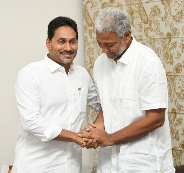 AjayMadugulaYCP's tweet photo. వైఎస్ జగన్ గారిని కలిసిన వల్లభనేని వంశీ ✨#ysrcp @thisisvamsi03 @ysjagan https://t.co/tmHV7fIEPx