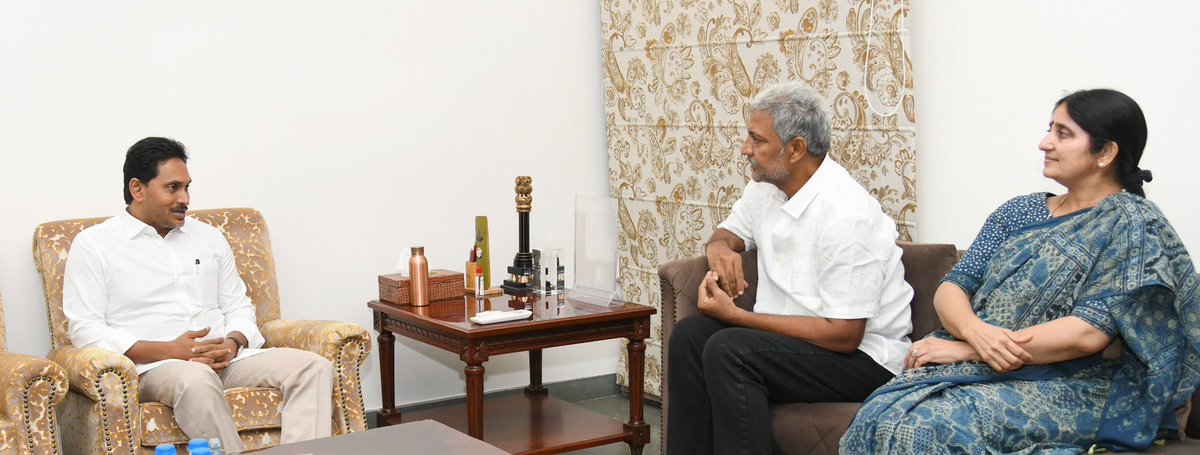 Vallabhaneni Vamsi With Ys Jagan!!❤️

He Will Be Active In Gannavaram Politics Very Soon!!
<a href="/ysjagan/">YS Jagan Mohan Reddy</a> 
<a href="/DrVVamsi/">Vallabhaneni Vamsi</a> ❤️