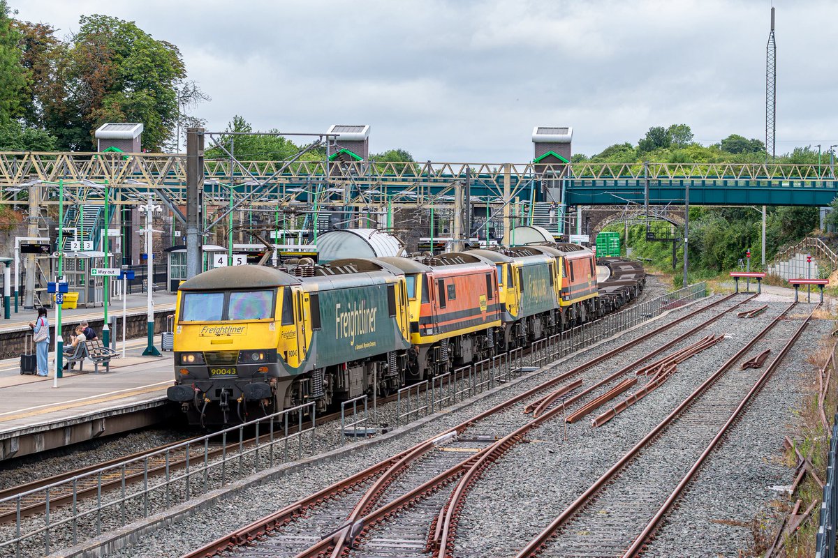 I’ve often seen photos of these events, this time I was lucky enough to catch one
90043 and 90006 with 90045/90016 DIT pass Tring with 4L97 Garston to Felixstowe North. I particularly like the sequence of the liveries!
28-Jun-25