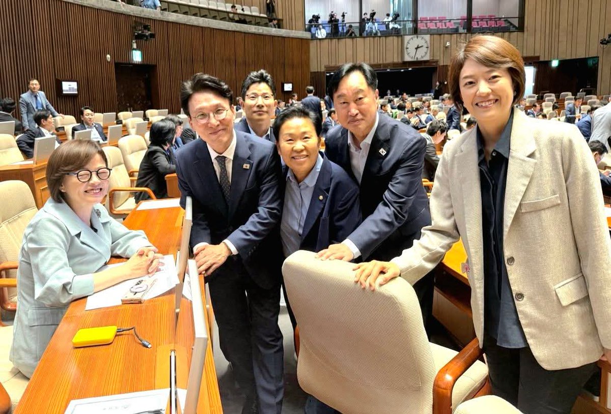 kimjunhyuk1789's tweet image. [김민석 국무총리 임명동의안 국회 통과]

3일 이재명 정부의 첫 국무총리 임명동의안이 국회를 통과했습니다. 가결되기까지의 한 달여간, 여러 우여곡절과 정치적 공방 속에서도 흔들림 없이 소임을 다해온 김민석 총리님께 깊은 존경과 축하의 마음을 전합니다.

 #수원정 #김준혁 #국무총리 #김민석