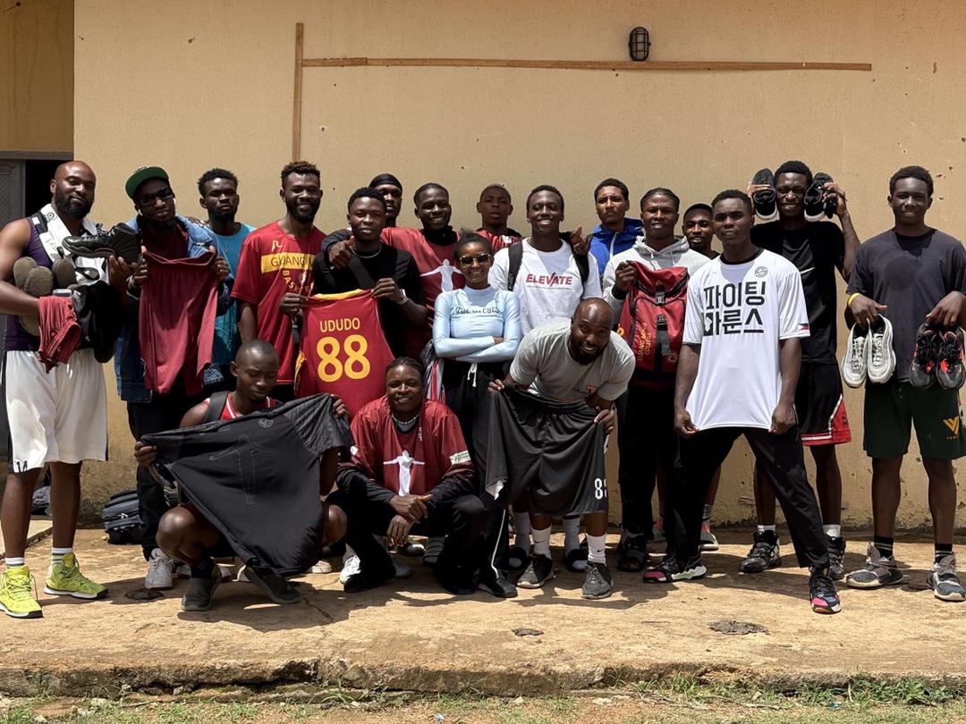 _sunsacademy's tweet image. As proud Suns Academy alumnus, this heartwarming gesture reflects the very values we strive to instill: gratitude, generosity, and giving back.

We’re incredibly proud and deeply grateful. May the Suns continue to shine and make your path.
#sunstotheworld #sunsbasketballacademy