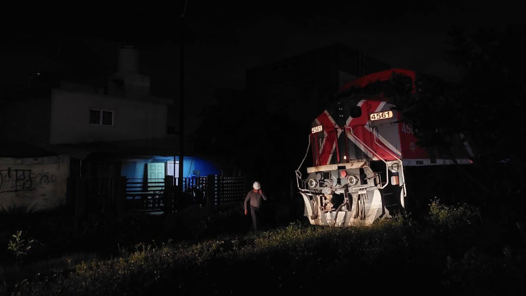 VirtualNotMX's tweet image. 🚨 ¡Atención Puebla! Un tren de #Ferrosur 🚂 se descarriló en el Bulevar Esteban de Antuñano. No hay daños mayores, pero el tránsito 🚗🚙 está lento por vehículos varados. ¡Toma precauciones si circulas por la zona! ⚠️

#Puebla #Tráfico #Accidente #Ferrocarril #Precaución 🚧