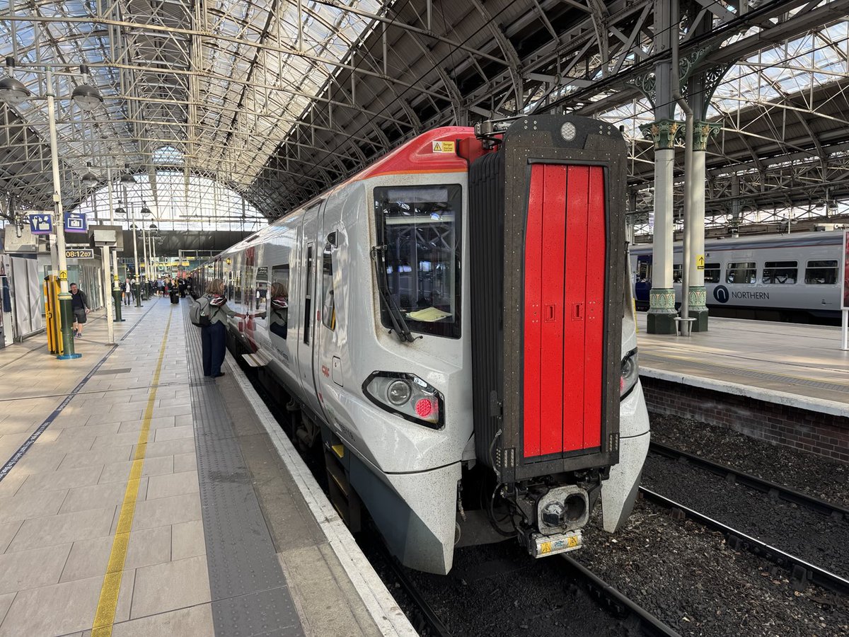 Percypotter49's tweet image. 1V37 0830 Manchester Piccadilly to Cardiff Central @ Manchester Piccadilly #class197 106
