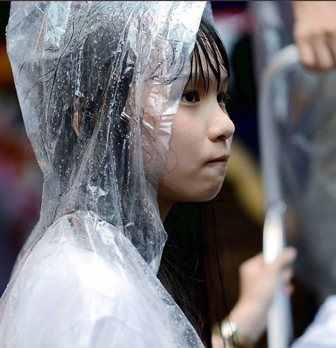 香港的女儿，中国的精灵 
 
周庭，2014年就参加抗议“831框架”活动，在滂沱大雨中守护香港。 2019年参加“反送中运动”，不畏恶警走在抗议活动第一线。