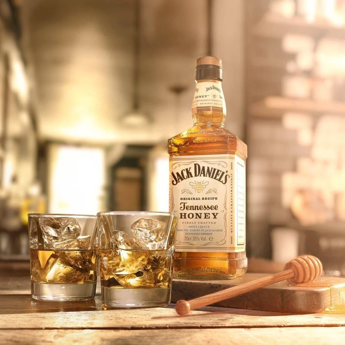ngobamfess's tweet photo. 🧵THREAD: Sejarah Keras di Balik Whiskey Legendaris – Jack Daniel’s 🔞

Kalau lu pernah nongkrong di bar atau liat film koboi, pasti gak asing sama Jack Daniel’s.
Botol hitam klasik, rasa khas… tapi di balik itu ada cerita panjang dan… cukup keras juga. https://t.co/gjD54Vm64s