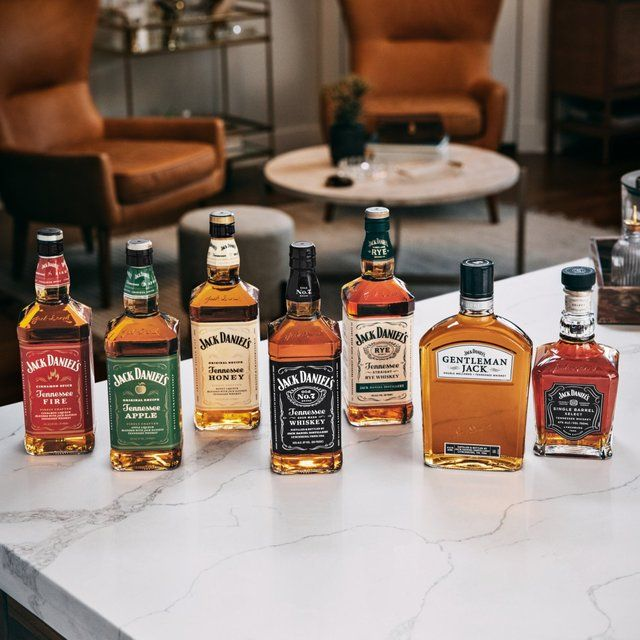 ngobamfess's tweet photo. Sekarang, Jack Daniel’s punya banyak varian, Tapi ini beberapa yang sudah di kenal banyak orang :

- Old No.7 (yang klasik)
- Honey (buat yang suka manis)
- Fire (dengan sensasi pedas)
-Gentleman Jack (lebih smooth)

Tinggal pilih sesuai mood aja https://t.co/T5CdpI1rWT
