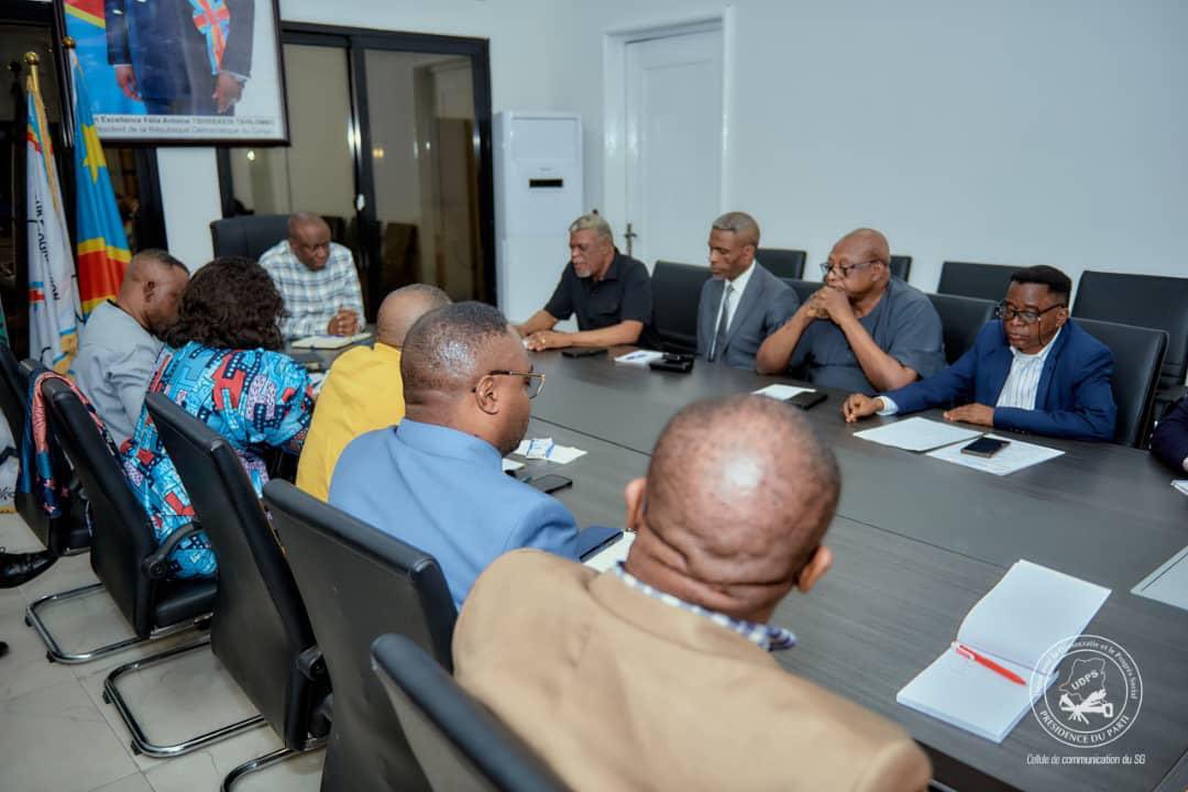 CivuadiKalanga's tweet photo. Nous vous invitons à suivre en images la réunion de l'exécutif national de l'UDPS/TSHISEKEDI, qui s’est tenue le mercredi 2 juillet 2025, sous la direction de l’honorable Secrétaire Général et Président par intérim du Parti Présidentiel, Monsieur @AugustinKabuyaT , au siège national situé à Limete, 11ème Rue Résidentielle. Plusieurs points figuraient à l’ordre du jour. La séance a débuté à 15 heures pour se conclure à 19 heures 30.