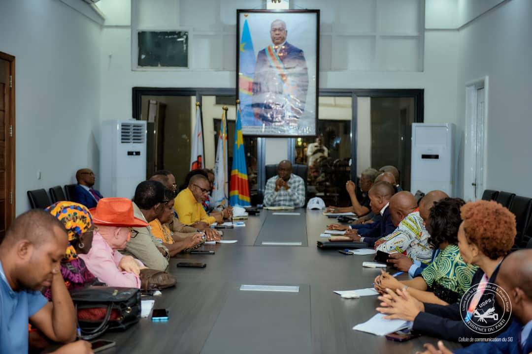 CivuadiKalanga's tweet photo. Nous vous invitons à suivre en images la réunion de l'exécutif national de l'UDPS/TSHISEKEDI, qui s’est tenue le mercredi 2 juillet 2025, sous la direction de l’honorable Secrétaire Général et Président par intérim du Parti Présidentiel, Monsieur @AugustinKabuyaT , au siège national situé à Limete, 11ème Rue Résidentielle. Plusieurs points figuraient à l’ordre du jour. La séance a débuté à 15 heures pour se conclure à 19 heures 30.