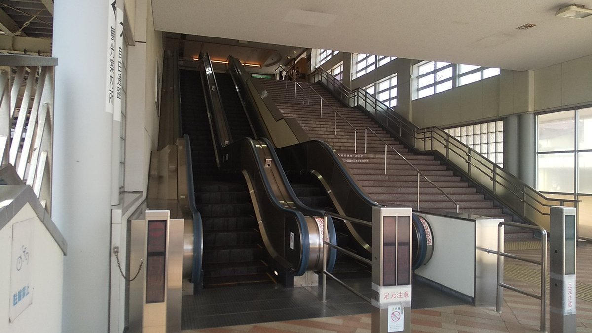 Viva_Train's tweet photo. 直江津駅の改札口に登るエスカレーターには、途中で平らになるフェイントがあります。
フェイント付きエスカレーターはショッピングセンター等で時々見かけますが、地方の駅では珍しいですね。 https://t.co/FXTLfWMhLT