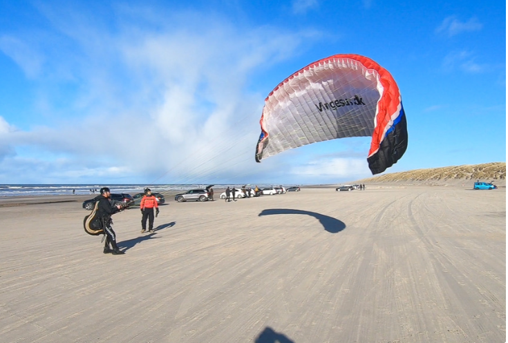 LVestkyst's tweet photo. #Paragliding ist in Dänemark sehr beliebt bei den Deutschen, doch wenn man nicht erfahren ist, kann es sehr gefährlich werden. Der DHPU gibt Tipp's wie der schönste Flug sicher werden kann. #Dänemark #safefirst #fuerdeinleben #Urlaub #Ausland https://t.co/tssILdSqP4 https://t.co/bumMUq4rX1